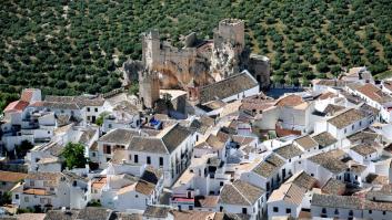 El pueblo blanco con un castillo medieval y una misteriosa cueva prehistórica