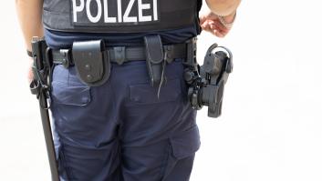 Tres estudiantes tropiezan con una bolsa con 2.000 euros en efectivo y se ganan el respeto de su país con sus acciones