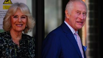 Carlos III visita un centro contra el cáncer en su primer compromiso público desde febrero