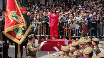 Ayuso sube a una tarima y pasa revista a las tropas el Dos de Mayo gracias a Zapatero