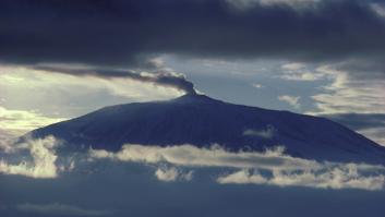El volcán a más de 3.000 metros de altura que no para de escupir oro todos los días