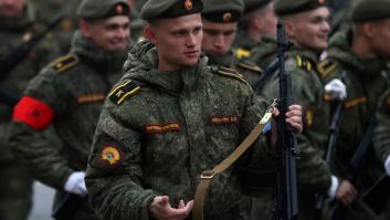 Políticos rusos piden castigar a los soldados con teléfono móvil