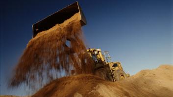 Sacan a subasta 8 furgonetas y una retro excavadora a precio de risa