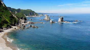 Una playa de Asturias recupera una bandera azul histórica