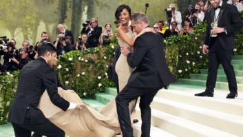 El momentazo de la Gala Met: Tyla no podía subir las escaleras con su vestido de arena, así que la llevaron en volandas