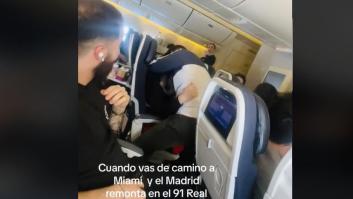 Unos aficionados del Real Madrid celebran la remontada en medio de un vuelo a Miami: la cara de la azafata es un poema