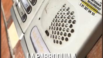 Un repartidor 'caza' esta conversación entre vecinos por el telefonillo: impagable