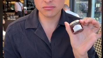 Un español se va a desayunar justo al lado de la Torre Eiffel y enseña lo que le cuesta: mejor verlo