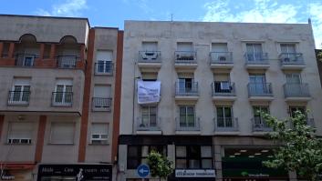 La historia detrás de las sábanas en los balcones que han aparecido en un barrio de Madrid