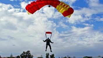 Los paracaidistas españoles del ejército rompen un récord mundial de salto con bandera