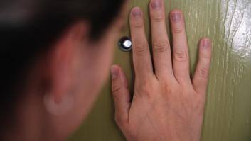 El Supremo declara que instalar una mirilla electrónica afecta a la intimidad de los vecinos de rellano: "es desproporcionado"