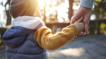 El país europeo que pega la sorpresa prohibiendo la adopción de niños extranjeros