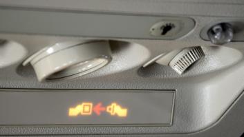 Lo estamos haciendo mal: por qué no hay que quitarse el cinturón cuando se apaga la señal luminosa del avión