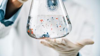 Un estudio relaciona el incremento de microplásticos en botellas de refresco cada vez que se abre el tapón