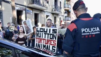 Más de 100 vecinos del Park Güell de Barcelona protestan contra el desfile de Louis Vuitton