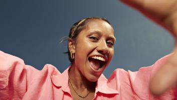 Llevo diez años estudiando la ciencia de la felicidad y estas son las frases que recomiendo decir a diario