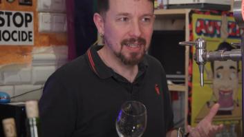 Pablo Iglesias enseña la marca de cerveza que vende en su taberna: tiene su aquel