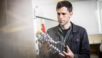 Resucitando hasta el mamut: así ha revolucionado César de la Fuente la búsqueda de nuevos antibióticos