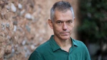 El poeta Lluís Calvo valora si el político es necesario y lo que le pasa cuando llega al cargo