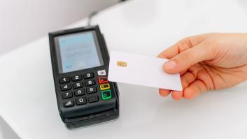 El Banco de España avisa: el gesto al pagar con 'contactless' que hace mucha gente y que es un error