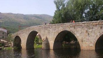 Playa con césped y un puente del siglo XVI con estilo románico: este es el idílico pueblo que obsesiona a los madrileños