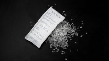 Los españoles tiran a la basura estos paquetes sin saber su utilidad para conservar artículos de lujo en buen estado