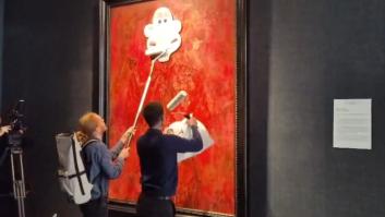 Activistas contra el maltrato animal vandalizan el retrato de Carlos III