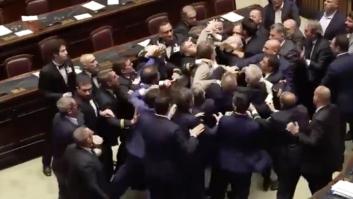 A golpes en el Parlamento italiano: un diputado de la Liga golpea en la cabeza a otro del M5S