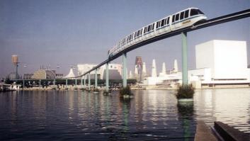 El tren de la Expo 92 de Sevilla termina de atracción en un parque temático