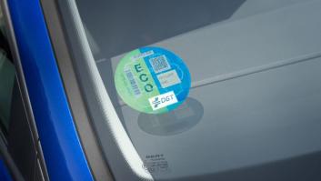 La OCU alerta de corrupción con etiquetas 0 a coches contaminantes