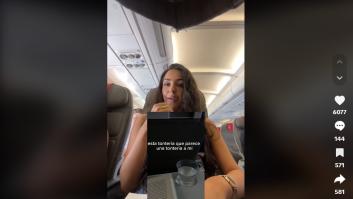 Triunfa al compartir el 'truco del vaso de agua' para ir en avión: a ella le funciona perfecto