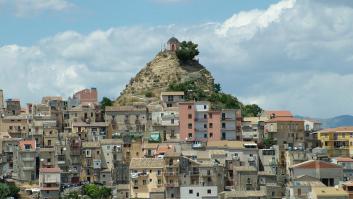 Este es el curioso pueblo que tiene escalofriante forma humana