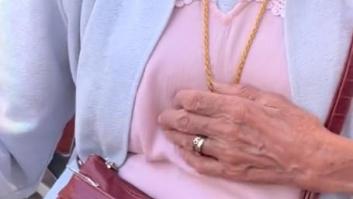 Su abuela se presenta en el bar con un colgante que deja a sus nietas sin palabras