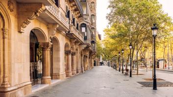 Es la calle más corta de Barcelona, mide apenas 4 metros y debe su nombre a la bebida anisada que se originó allí