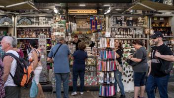 Piden la retirada masiva en Barcelona de estos productos turísticos ofensivos