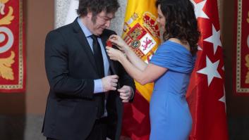 Sumar y Podemos califican de "vergonzosa" e "ilegal" la condecoración de Ayuso a Milei