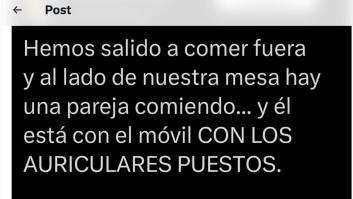 Se queja de que hay un hombre con auriculares en un bar: le dan una respuesta con todo el sentido