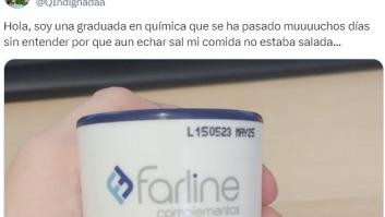 Quiere echarse sal en la comida, pero comete un fallo que casi la hace perder su graduado en química
