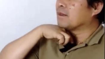 Cuenta de forma sosegada por qué lleva un colgante de Cristo siendo chino