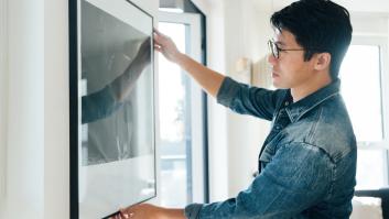 El sencillo truco para colgar un cuadro sin complicaciones: solo necesitas un tenedor