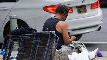 Una persona sintecho que devolvió una cartera llena de dinero recibe 30.000 euros