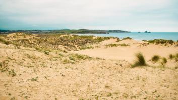 Vandalizan y abandonan la duna más antigua de la península