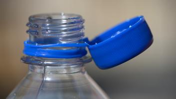 Una experta en medio ambiente alerta del efecto perverso de los nuevos y molestos tapones de las botellas