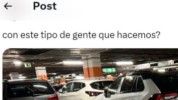 Se encuentra un coche aparcado así en una plaza de garaje y los comentarios se multiplican