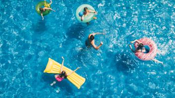El higiénico motivo por el que no deberías meter a tu bebé en una piscina pública