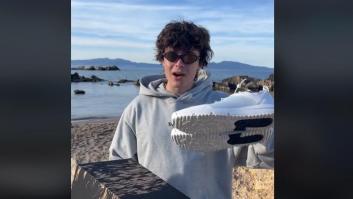 11 millones de personas han visto ya lo que hacen esas zapatillas que sostiene en la mano