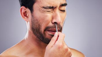 Un estudio relaciona el Alzheimer con este gesto tan típico con la nariz