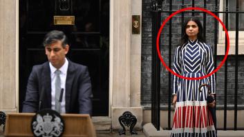 Es imposible no fijarse en la cara de la mujer de Rishi Sunak mientras anuncia su dimisión