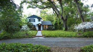 Esto es lo que dice la ley si coges la fruta de las ramas del árbol de tu vecino que entra en tu parcela