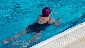 Esto es lo que dice la ley si un ayuntamiento te cobra de más en la piscina por no estar empadronado
